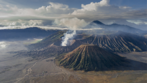 Gunung Merapi: Misteri dan Keajaiban Si Aktif yang Menggegerkan Tanah Jawa