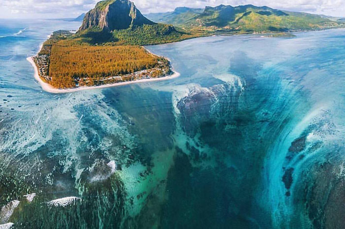 Keajaiban Alam dan Surga Tersembunyi Air Terjun Bawah Laut di Pulau Mauritius Bikin Takjub