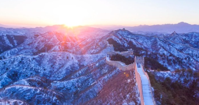 Para ilmuwan akhirnya melakukan penelitian terhadap Tembok Besar Mongolia yang misterius, sebuah struktur kuno yang terletak sekitar di sepanjang perbatasan China dan Mongolia. Penelitian ini merupakan yang pertama kali dilakukan terhadap tembok yang masih menyimpan banyak teka-teki ini. Tembok tersebut membentang dari Provinsi Sukhbaatar hingga Provinsi Dornod di timur laut Mongolia, wilayah yang dikenal dengan suhu musim dingin yang ekstrem, sering mencapai -25 derajat Celsius.