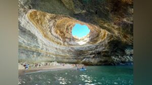 Keajaiban Gua Benagil di Portugal dengan Jendela Atap Alami dan Pantai Tersembunyi