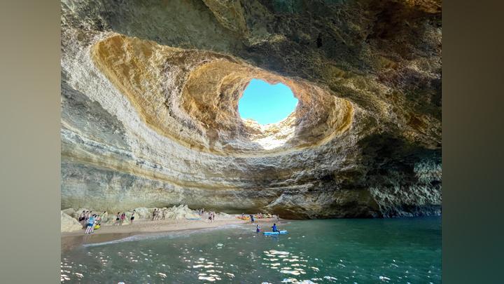 Keajaiban Gua Benagil di Portugal dengan Jendela Atap Alami dan Pantai Tersembunyi