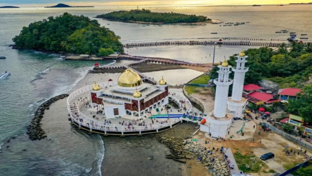 Keajaiban Masjid Terapung di Atas Laut, Sensasi Ibadah dengan Pemandangan yang Indah Ada di Padang!