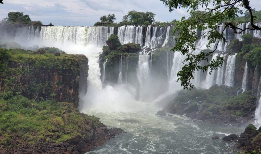 Keajaiban Iguazu Satu Hari Sempurna di Air Terjun yang Luar Biasa