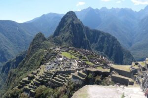 vuvuzela-europe.com—Machu Picchu adalah permukiman Kekaisaran Inca yang terletak di Pegunungan Andes Peru, di Lembah Urubamba, sebelah utara Cuzco. Machu Picchu adalah salah satu keajaiban dunia.